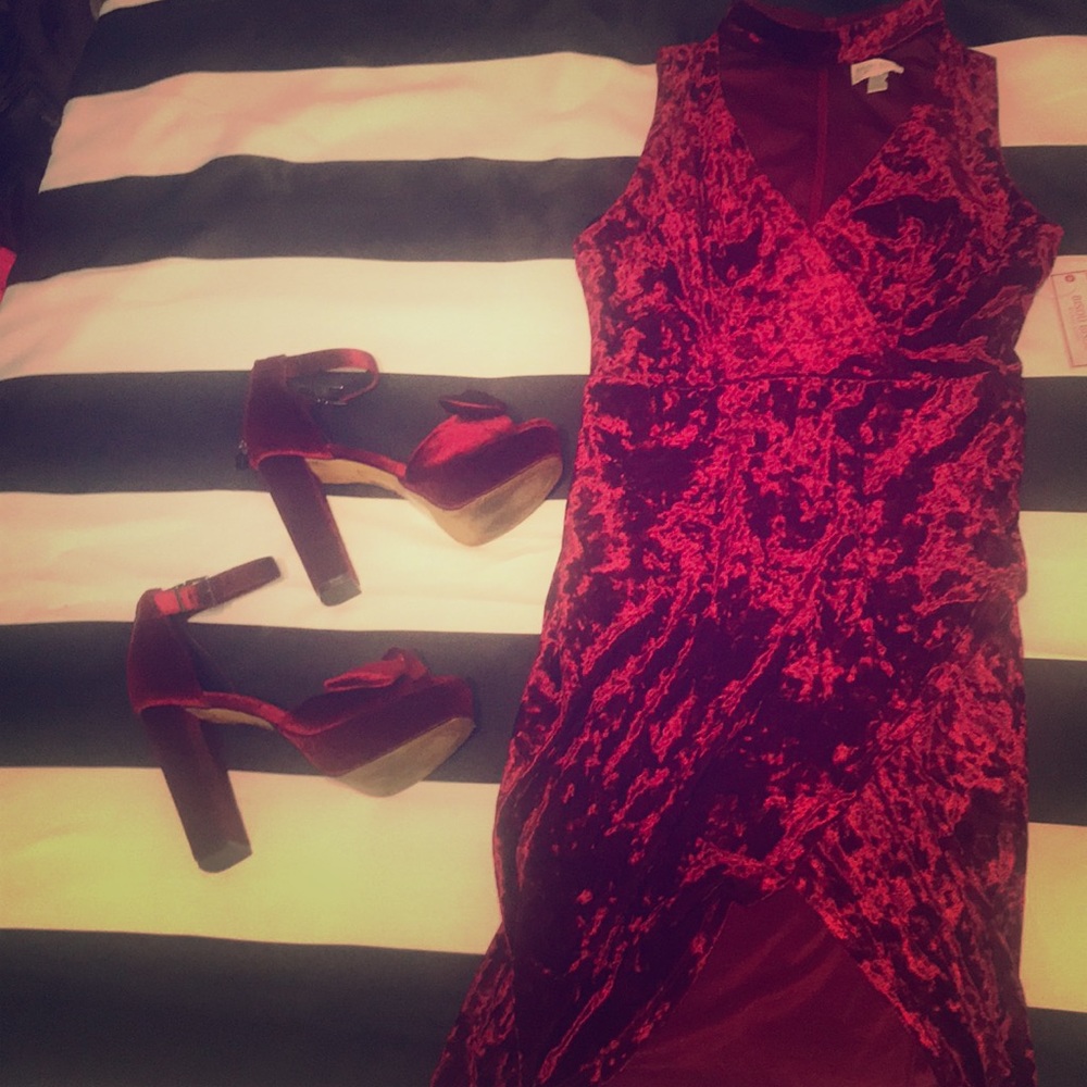 Crushed Velvet sleeveless choker split dress
